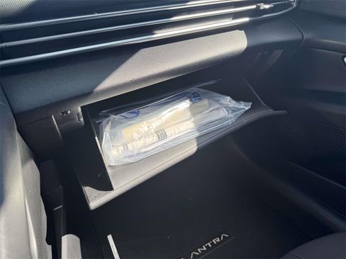 Used 2022 Hyundai Elantra Blue image 31