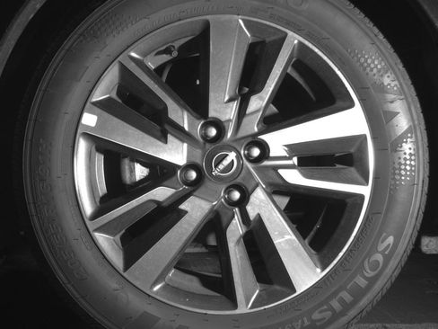 Used 2025 Nissan Versa SV image 12