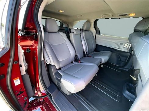 Used 2024 Toyota Sienna XLE image 29