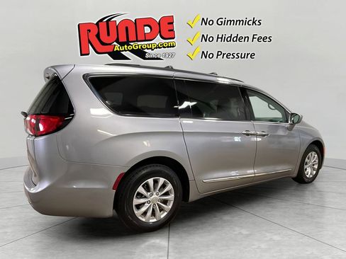 Used 2017 Chrysler Pacifica Touring-L FWD image 6