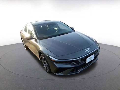Used 2025 Hyundai Elantra Limited image 3