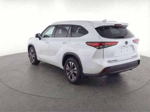 Used 2021 Toyota Highlander XLE image 4
