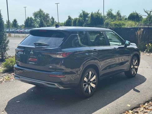 New 2025 Mitsubishi Outlander SE image 5
