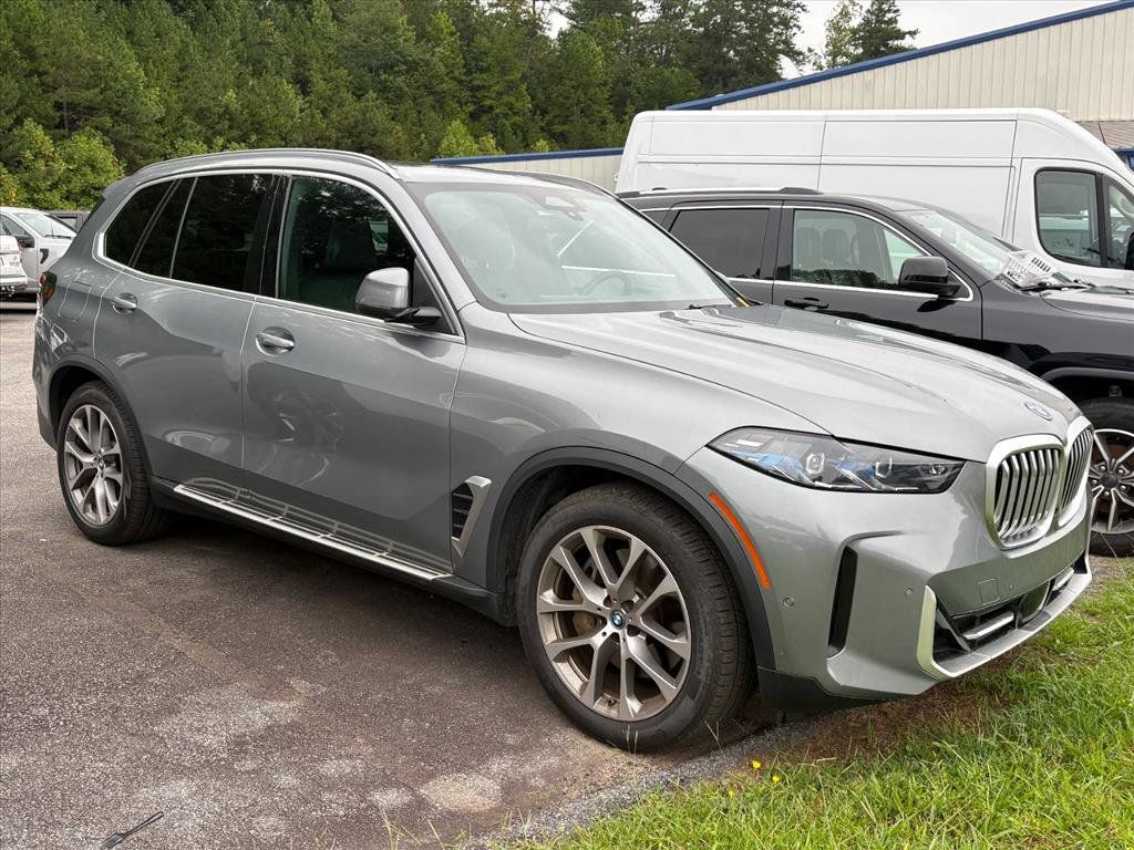 Used 2025 BMW X5 xDrive50e AWD/4WD image 3