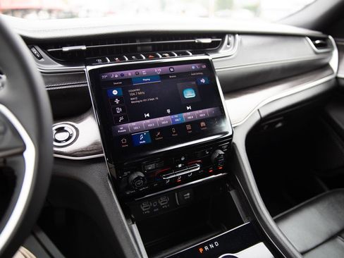 Used 2024 Jeep Grand Cherokee Limited image 14