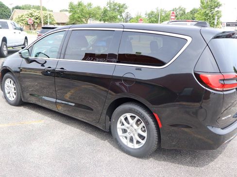 Used 2023 Chrysler Pacifica Touring-L FWD image 6