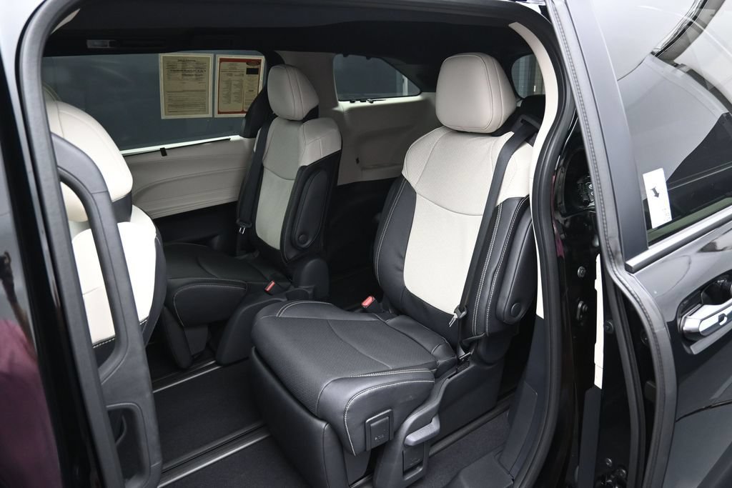 Used 2026 Toyota Sienna Limited FWD image 30