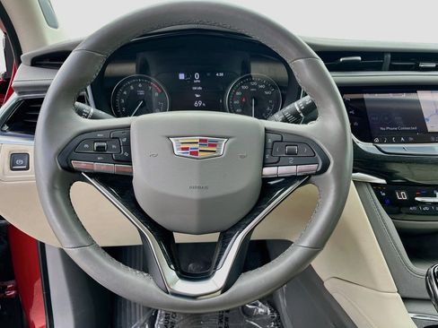 Used 2023 Cadillac XT6 Premium Luxury w/ Technology Package FWD image 11