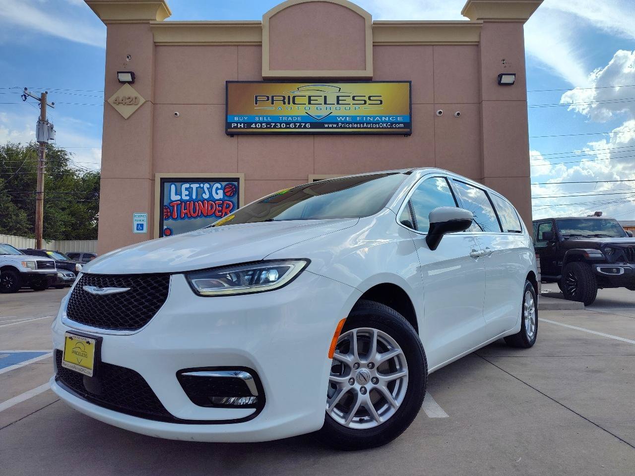 Used 2023 Chrysler Pacifica Touring-L FWD image 1