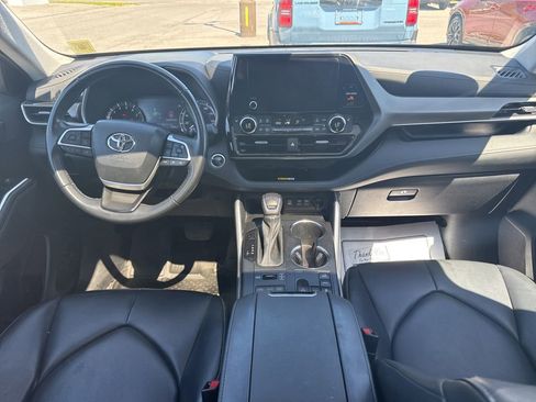 Used 2023 Toyota Highlander XLE AWD/4WD image 12