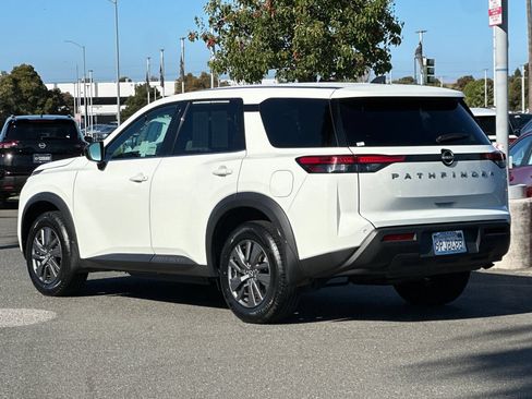 Certified 2024 Nissan Pathfinder S FWD image 6