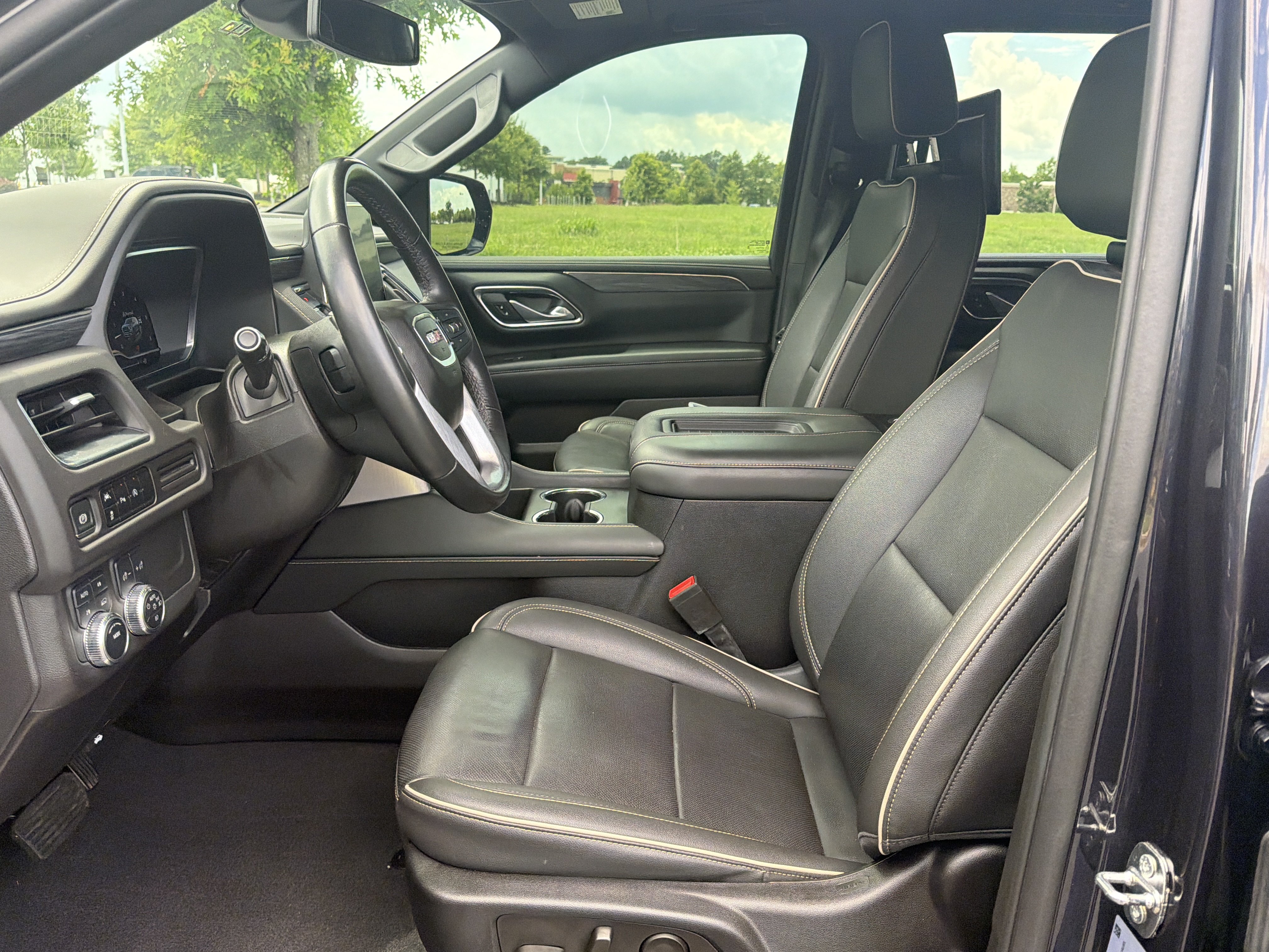 Used 2023 GMC Yukon XL SLT AWD/4WD image 24