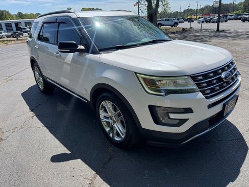 Used 2017 Ford Explorer XLT w/ Equipment Group 202A FWD image 13