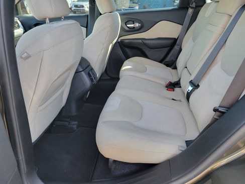 Used 2016 Jeep Cherokee Sport image 29