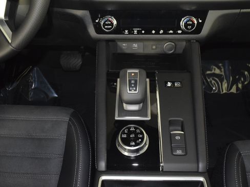 Used 2025 Mitsubishi Outlander SE image 13