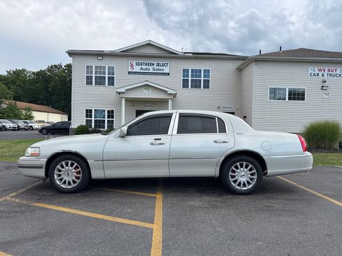 Used 2006 Lincoln Town Car Signature RWD image 1