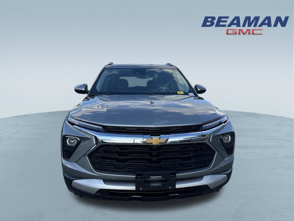 Used 2025 Chevrolet TrailBlazer LT AWD/4WD image 2