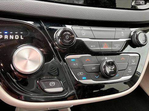 Used 2023 Chrysler Voyager LX FWD image 31