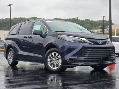 New 2025 Toyota Sienna LE