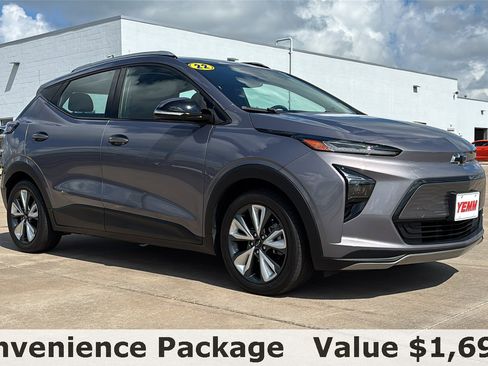 Used 2022 Chevrolet Bolt EUV LT w/ Convenience Package image 2