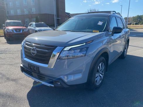 Used 2022 Nissan Pathfinder SL image 3