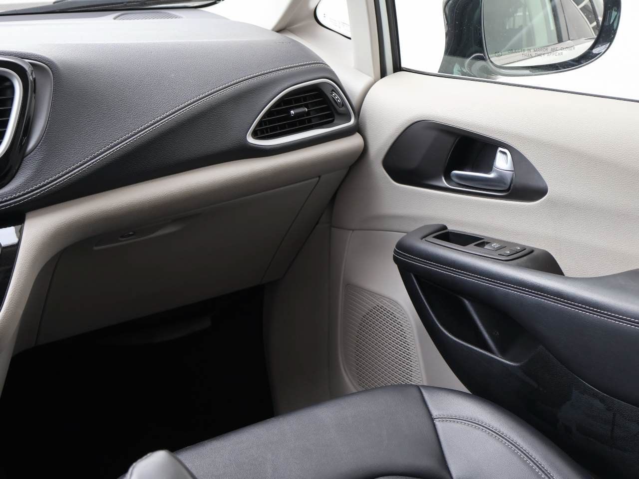 Used 2024 Chrysler Pacifica Limited FWD image 18