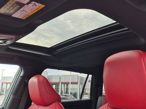 Used 2023 Toyota Highlander XSE FWD image 10