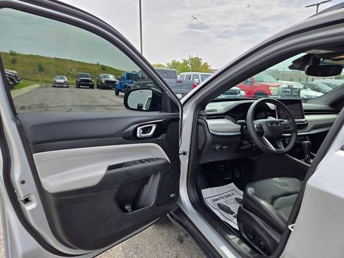 Used 2024 Jeep Compass Limited w/ Sun and Sound Group AWD/4WD image 10