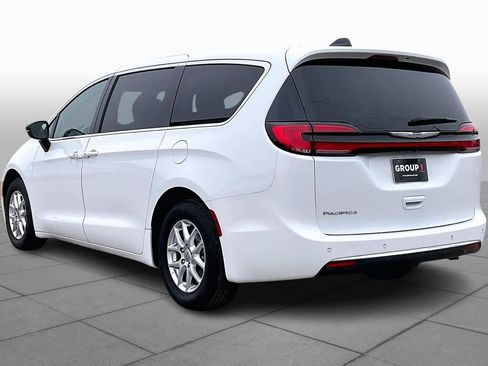 Used 2024 Chrysler Pacifica Touring-L image 10