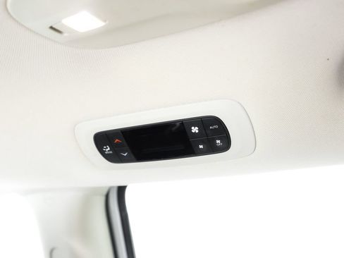 Used 2020 Chrysler Pacifica Touring-L FWD image 18