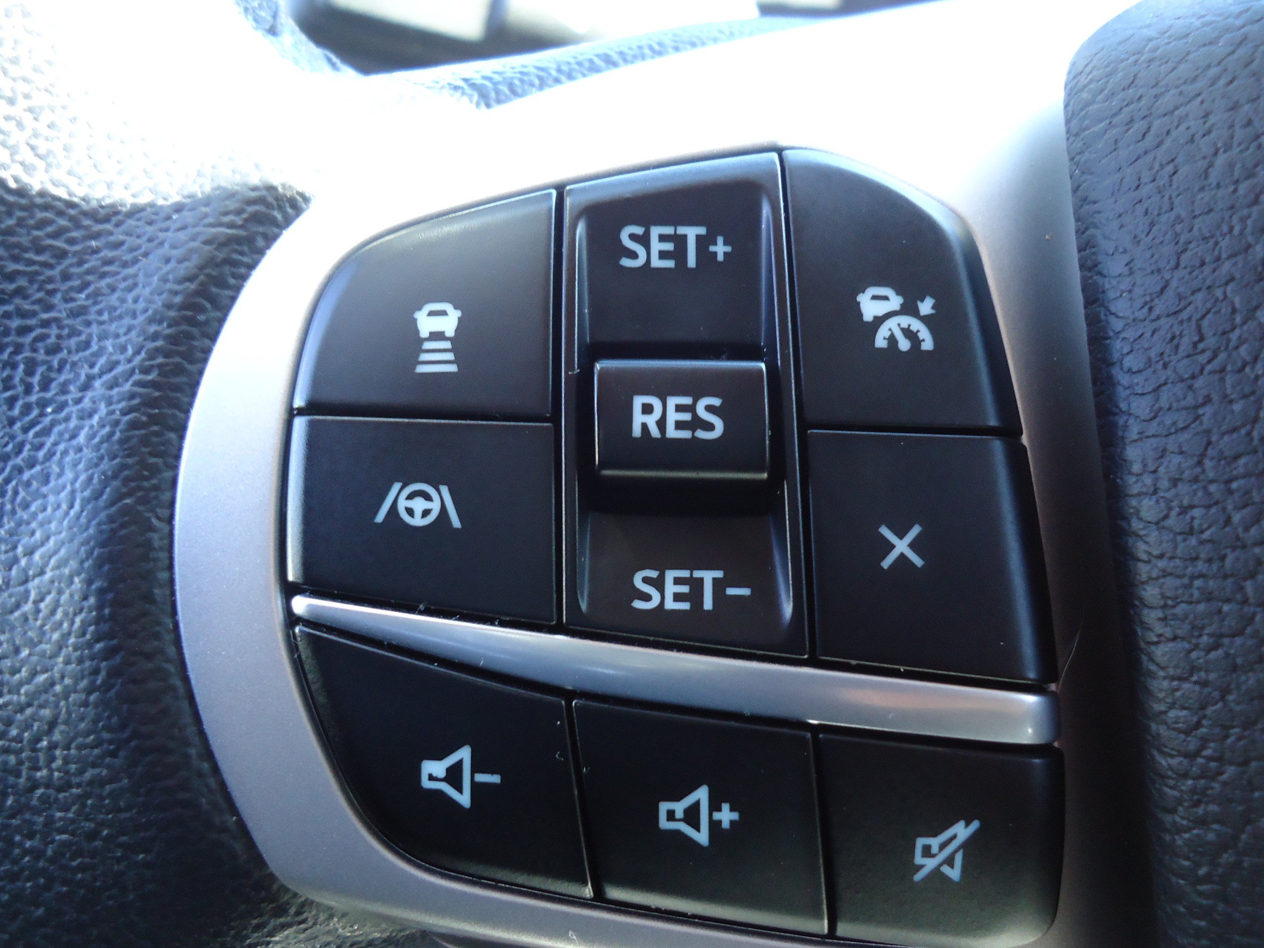 Used 2021 Ford Explorer XLT w/ Equipment Group 202A AWD/4WD image 21