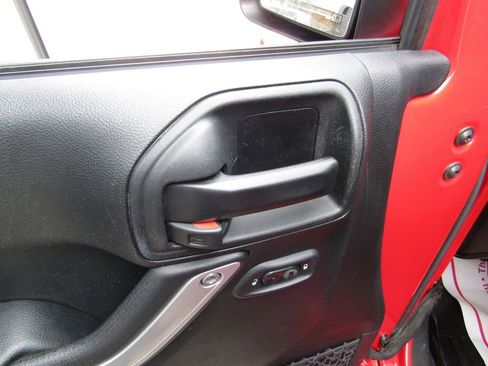 Used 2018 Jeep Wrangler Unlimited Sahara image 16