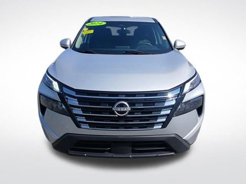 Used 2024 Nissan Rogue SV image 2