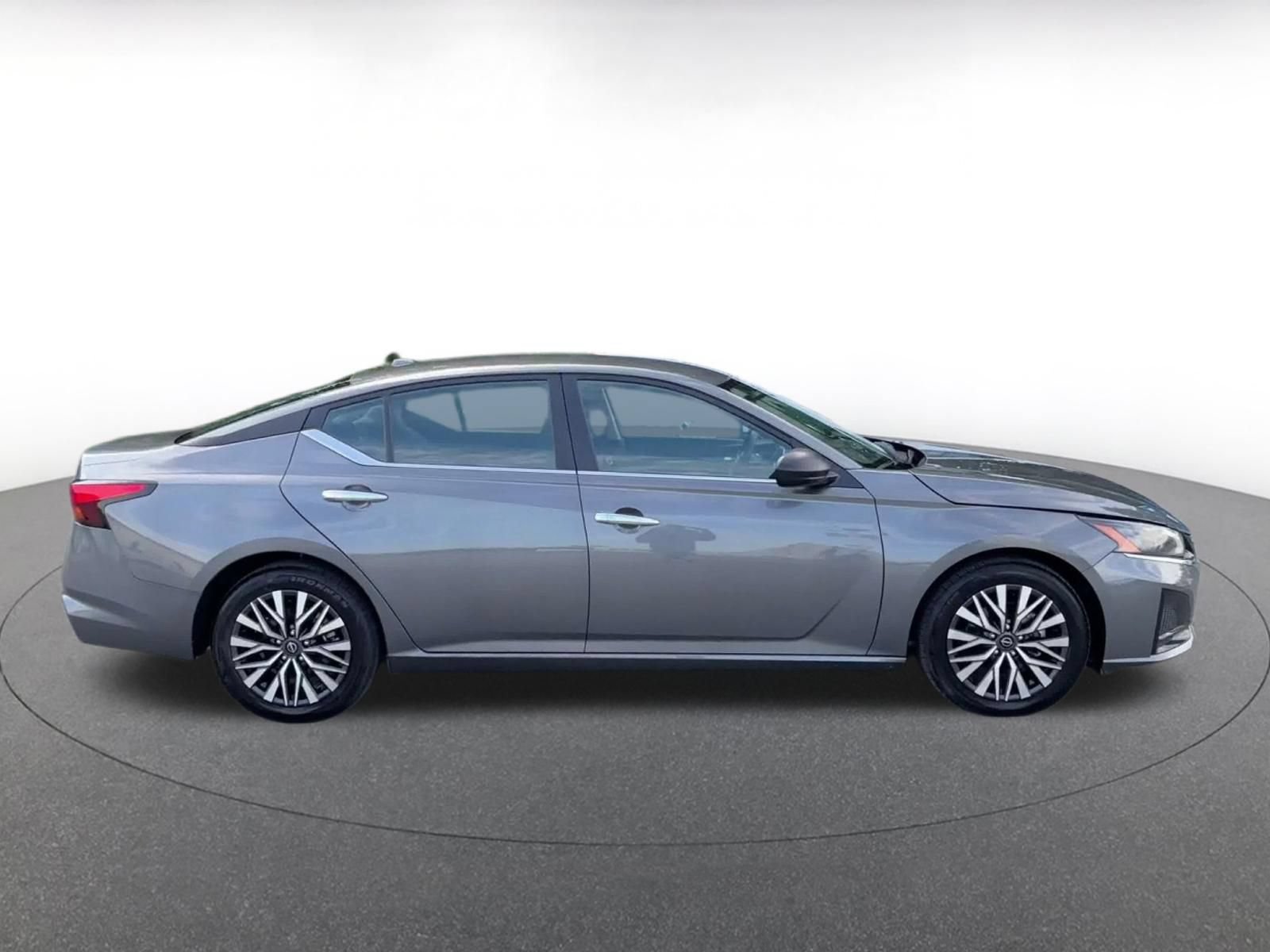 Used 2025 Nissan Altima 2.5 SV FWD image 15
