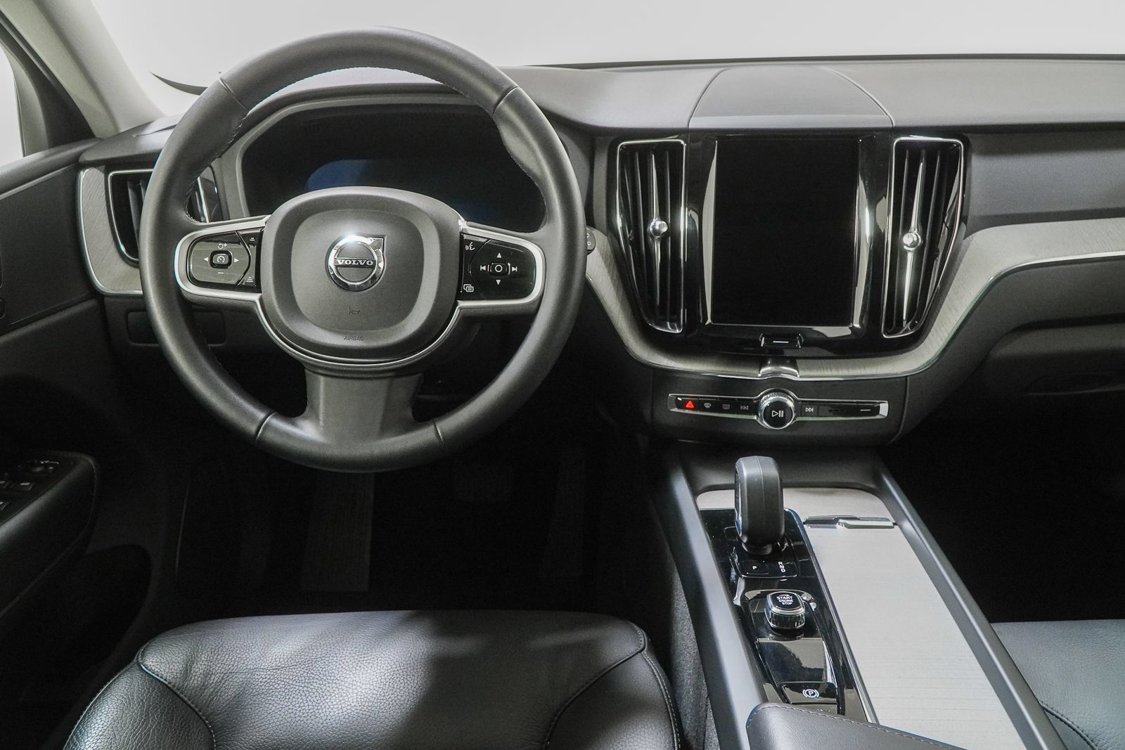 Used 2025 Volvo XC60 B5 Plus AWD/4WD image 22