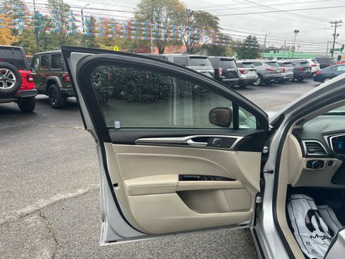 Used 2018 Ford Fusion SE w/ Fusion SE Technology Package image 16