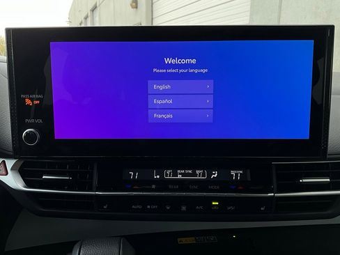 Used 2025 Toyota Sienna XLE image 29