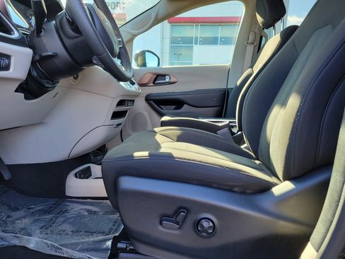 Used 2024 Chrysler Voyager LX image 16