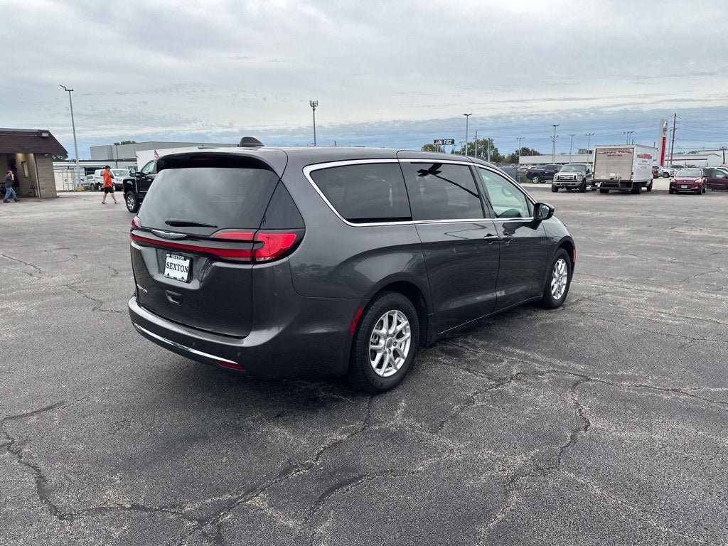 Used 2023 Chrysler Pacifica Touring-L FWD image 5