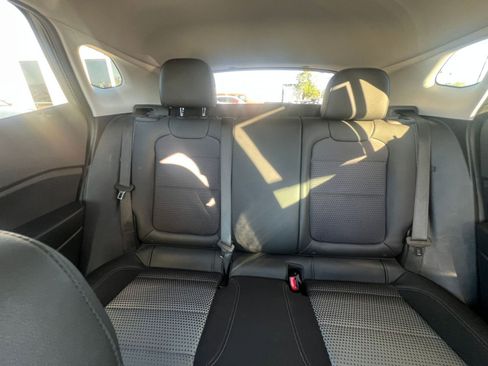 Used 2025 Chevrolet Trax LT image 38