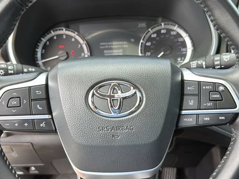 Certified 2024 Toyota Highlander XLE AWD/4WD image 11