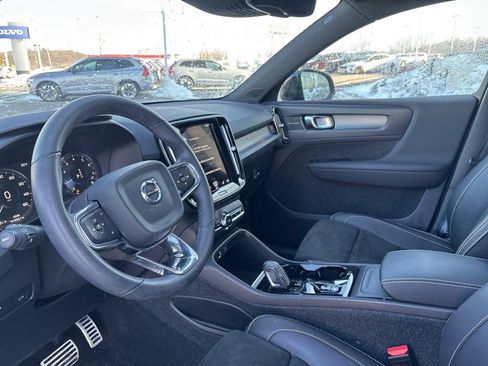 Used 2022 Volvo XC40 T5 R-Design w/ Climate Package image 18