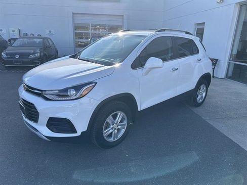 Used 2017 Chevrolet Trax LT w/ Sun & Sound Package image 3
