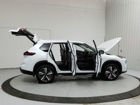 Used 2025 Nissan Rogue SL AWD/4WD image 16