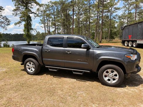 Used 2022 Toyota Tacoma SR5 w/ Technology Package RWD image 7