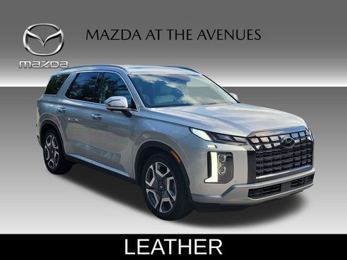 Used 2023 Hyundai Palisade SEL w/ Premium Package FWD image 3