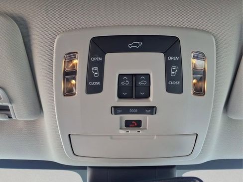 Used 2023 Toyota Sienna XLE FWD image 20