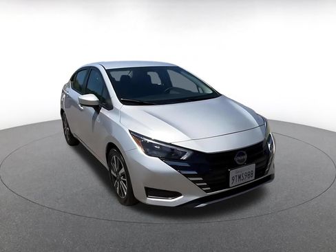 Used 2025 Nissan Versa SV FWD image 3
