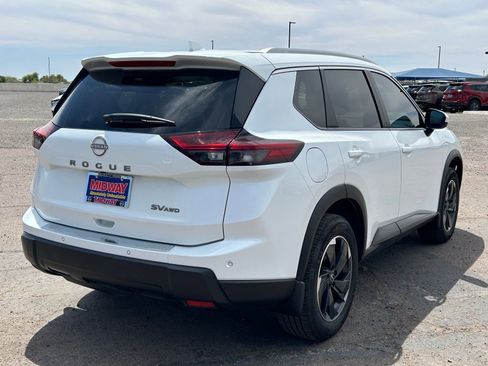 Used 2024 Nissan Rogue SV w/ SV Premium Package image 5