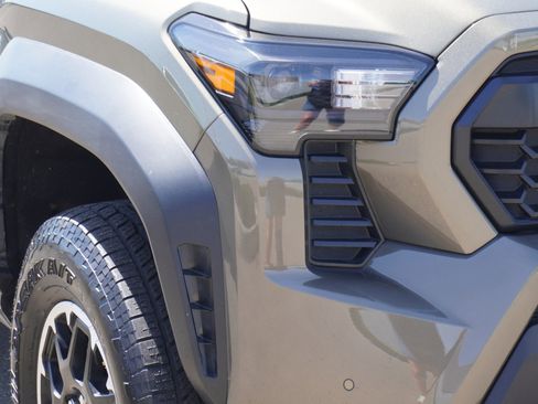Used 2025 Toyota Tacoma TRD Off-Road w/ TRD Off Road Premium Package AWD/4WD image 3